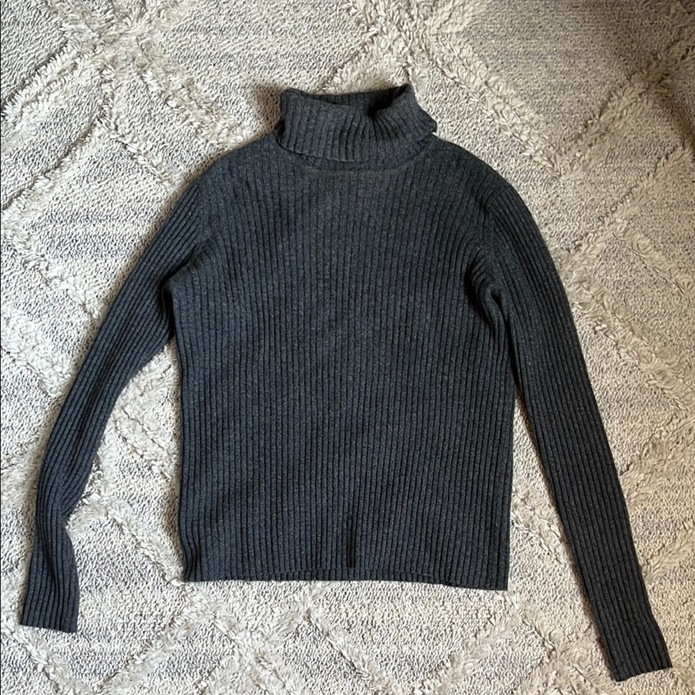 Neiman Marcus 100% cashmere turtleneck